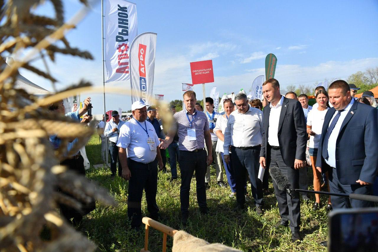На Дне поля в Саратове представили беспилотные тракторы и дроны.