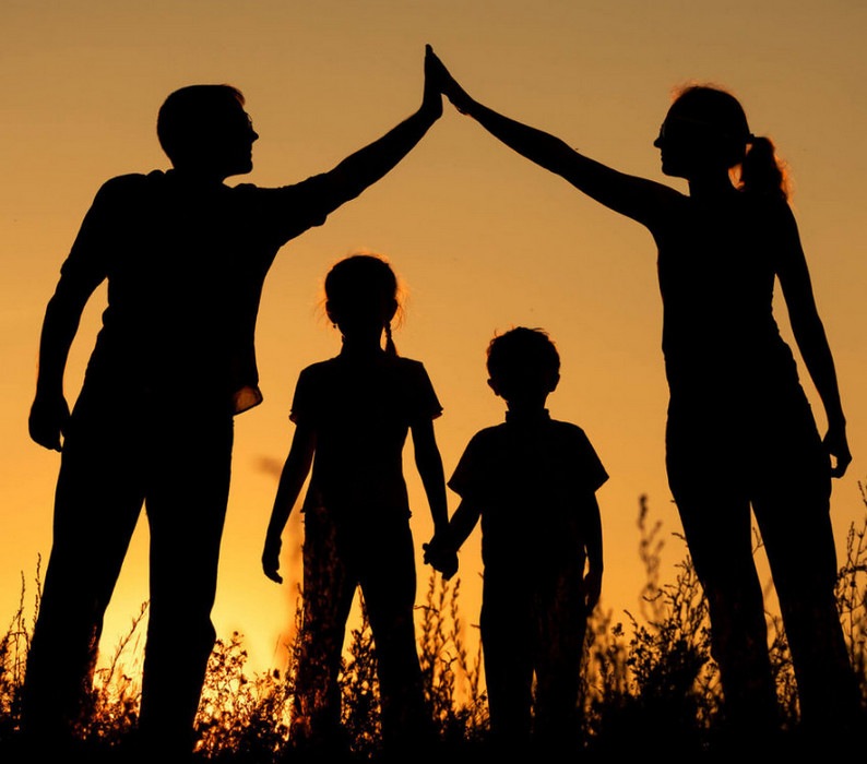 В Думу внесли законопроект о выплате пособия к 1 сентября семьям с детьми.
