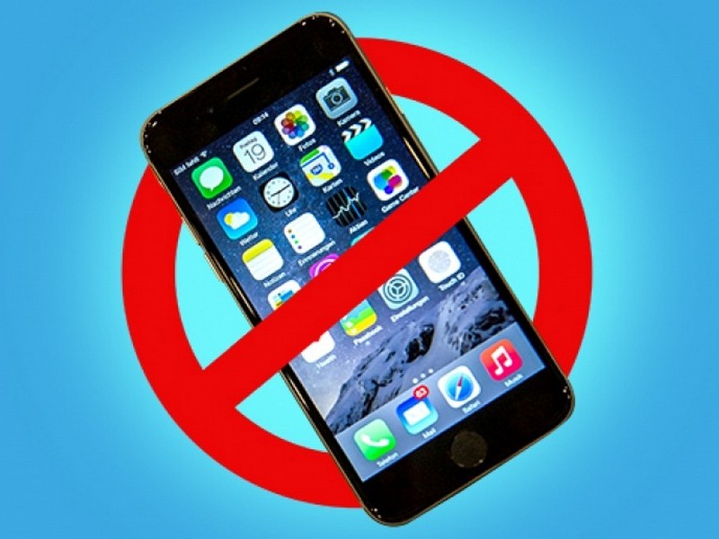 Минпросвещения РФ запретило использование телефонов на уроках в школах.